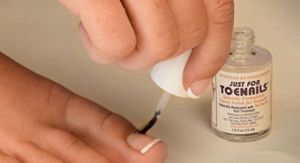 Esmalte de unhas contra fungos no dedo gordo