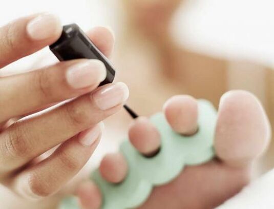 Tratar as uñas con esmalte para unha infección por fungos